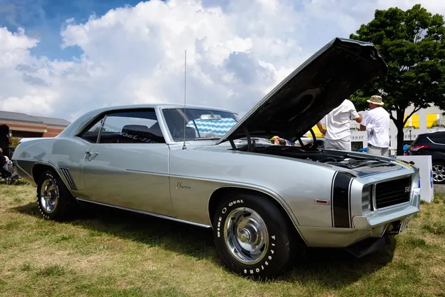 Srebrny Chevrolet Camaro z otwartą maską