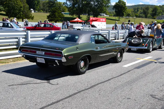 Klasyczny zielony Dodge Challenger